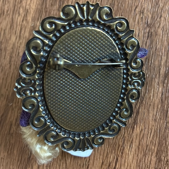 Vintage 1980’s Hand Crafted Brooch - Lady in Purple Hat - Picture 2 of 6